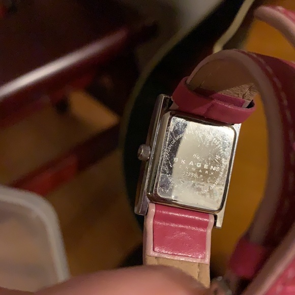 Skagen Denmark pink leather watch mother of pearl vintage timepiece - Picture 4 of 4